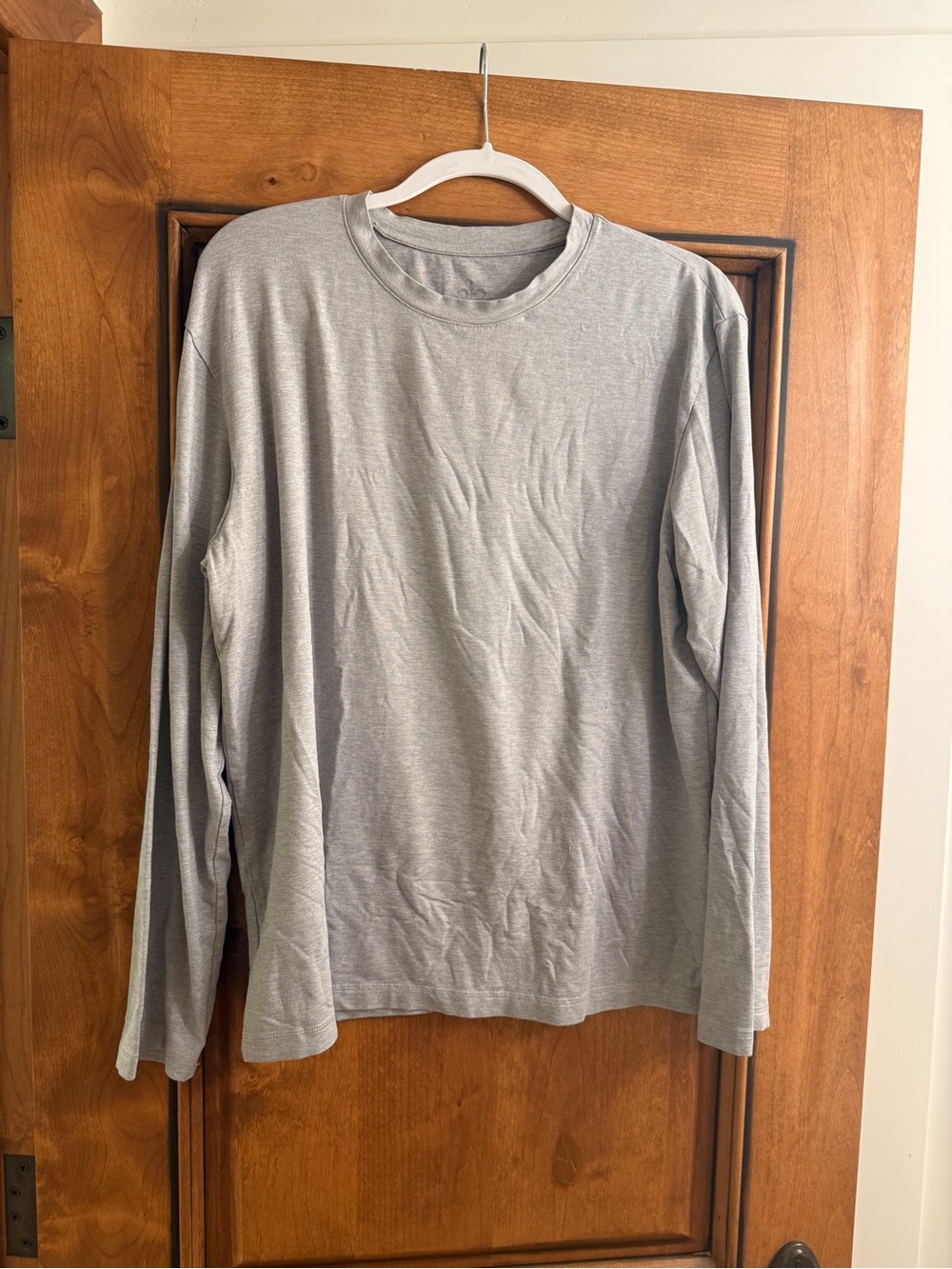 ALO Yoga Men's Long Sleeve Crew in Heather Gray
